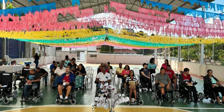 Entrega de 18 cadeiras de rodas motorizadas promove inclusão social e autonomia em Mantena e região